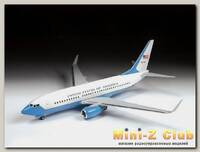 Сборная модель ZVEZDA Пассажирский авиалайнер Боинг 737-700 С-40B, 1/144